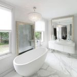 Witte klassieke badkamer in een privéhuis