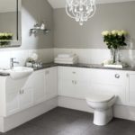 Fehér fürdőszoba kombináció szürke színekkel