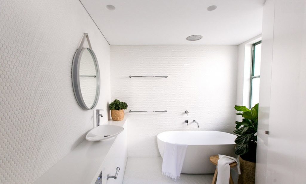 De witte badkamer is mooi en functioneel.