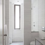 Phòng tắm nhỏ màu trắng với sàn đá cẩm thạch