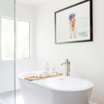 Phòng tắm màu trắng tối giản sàn gỗ