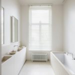 Fehér fürdőszoba minimalizmus egy kis területen
