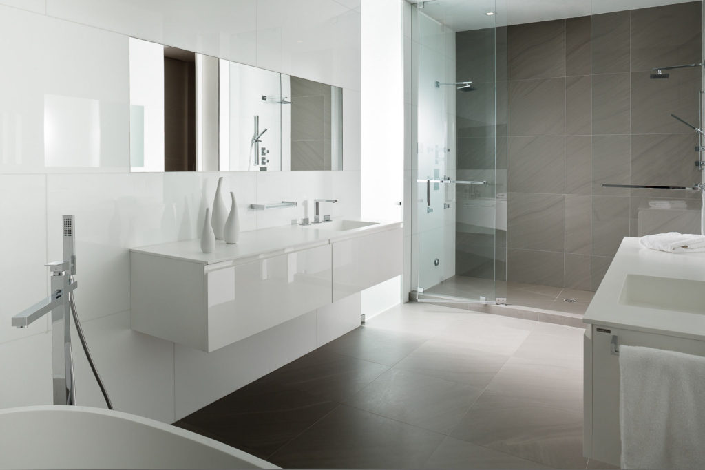 Wit minimalisme in de badkamer grijs