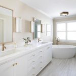 Witte badkamer melkachtige tinten en vergulde elementen