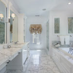 Phòng tắm bằng đá cẩm thạch trắng trong sức mạnh cổ điển