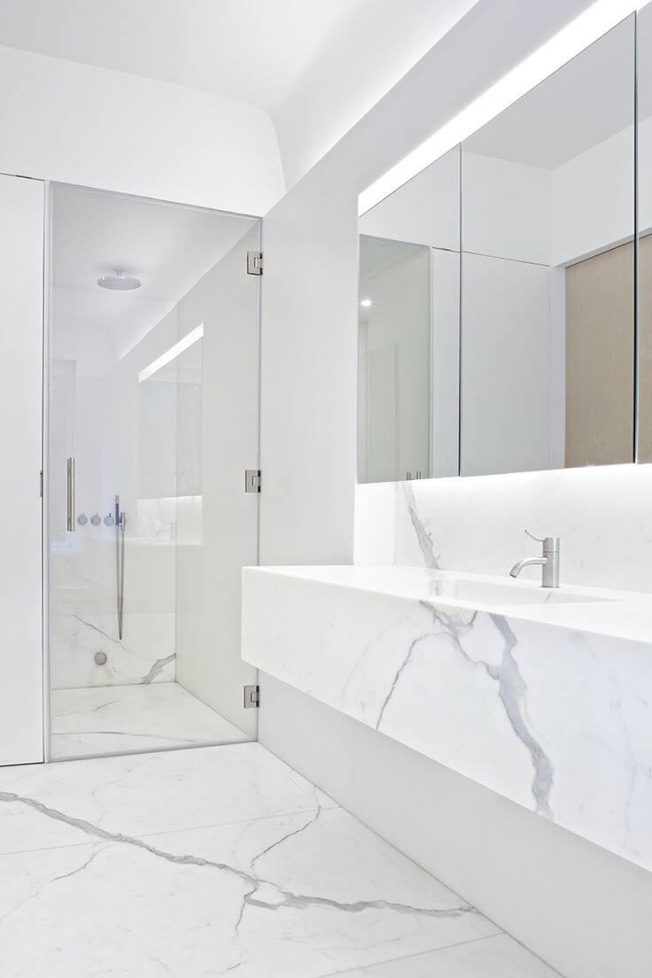 Balto marmuro vonios kambarys