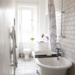 Biele kúpeľňové obklady a ozdoby na podlahe