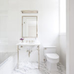 Valkoinen kylpyhuone marmorilattialla