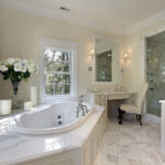 Witte badkamer met een melkachtige tint en marmeren tegels.
