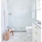 Baltas vonios kambarys su grindų ornamentais