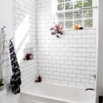 Biała łazienka z płytką podłogą o strukturze plastra miodu