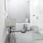 Bilik mandi marmar putih dengan jubin lantai kelabu