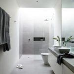 Phòng tắm màu trắng với tông màu xám.
