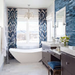 Valkoinen kylpyhuone siniset laatat