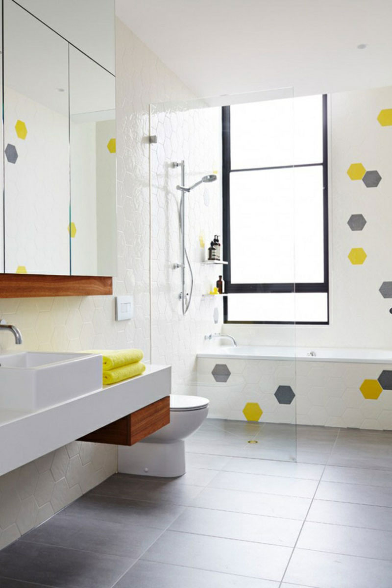 Biała łazienka w stylu skandynawskim i żółtym.