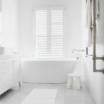 Valkoinen kylpyhuone skandinaaviseen tyyliin marmorilattia