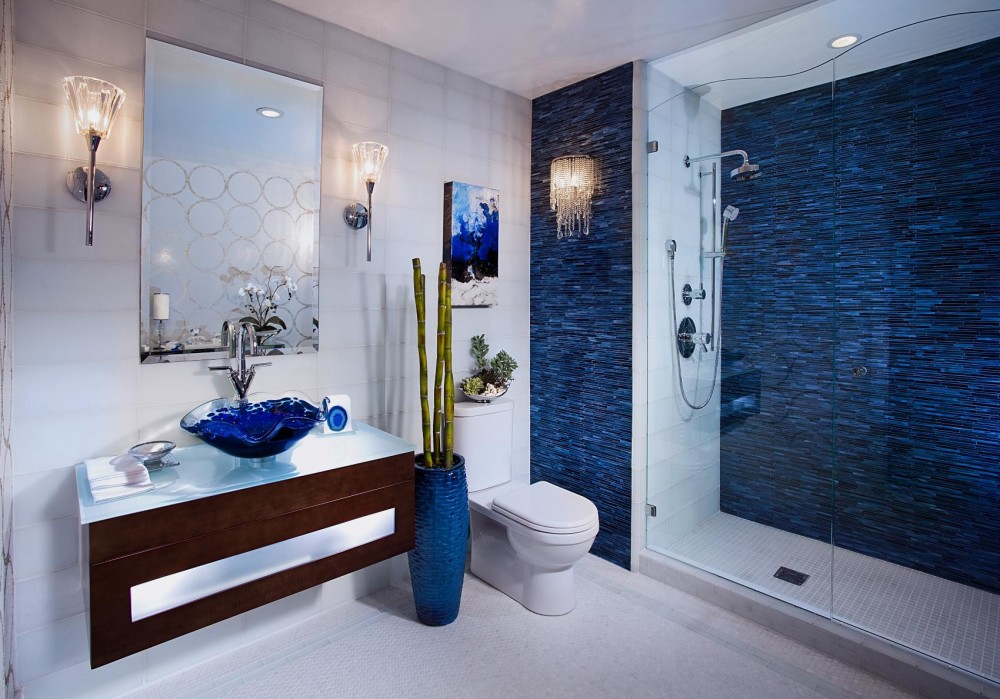 Biała łazienka w stylu śródziemnomorskim z niebieskim