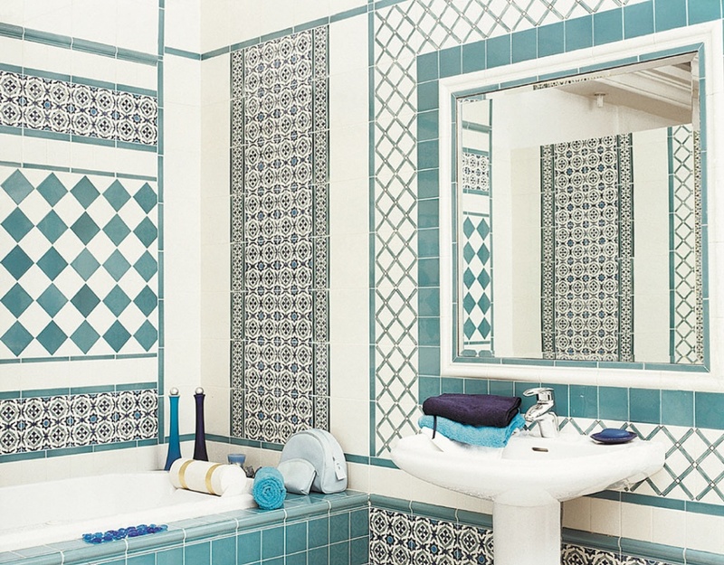 Biała łazienka w stylu śródziemnomorskim z ornamentem