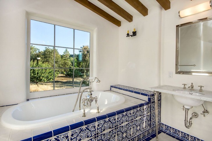 Phòng tắm trắng kiểu Địa Trung Hải