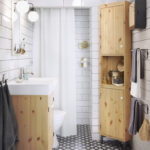 Bilik mandi putih dengan dinding berjubin dan corak geometri di atas lantai