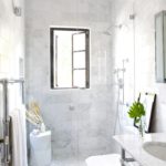 Witte badkamer marmeren tegelmuren