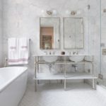 Białe ściany łazienki w jasnoszarych kafelkach o strukturze plastra miodu
