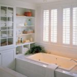 Biała łazienka w stylu wiejskim