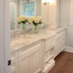 Hvit forfengelighet på badet med benkeplate i marmor