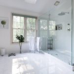Bilik mandi putih di rumah peribadi dengan jubin marmar di lantai