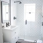 Baltas skandinaviškas vonios kambarys