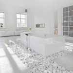 Biela kúpeľňa v bielej kamienkovej podlahe v ekologickom štýle