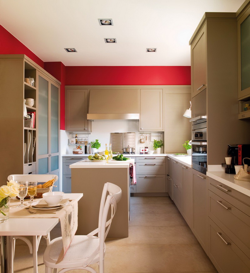 ห้องครัวสีเบจและผนังสีแดง