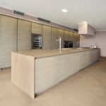 Smėlio spalvos virtuvės minimalizmas