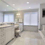 Liela spilgti balta marmora vannas istaba