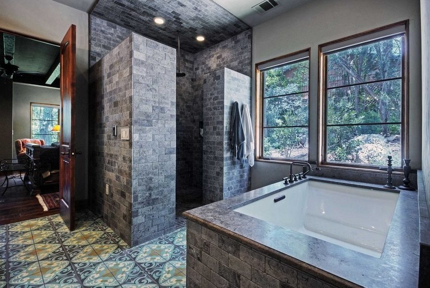 Large bathroom with ceramic tiles