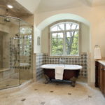 Veľká kúpeľňa mramorové obklady sklenené sprchové kúty