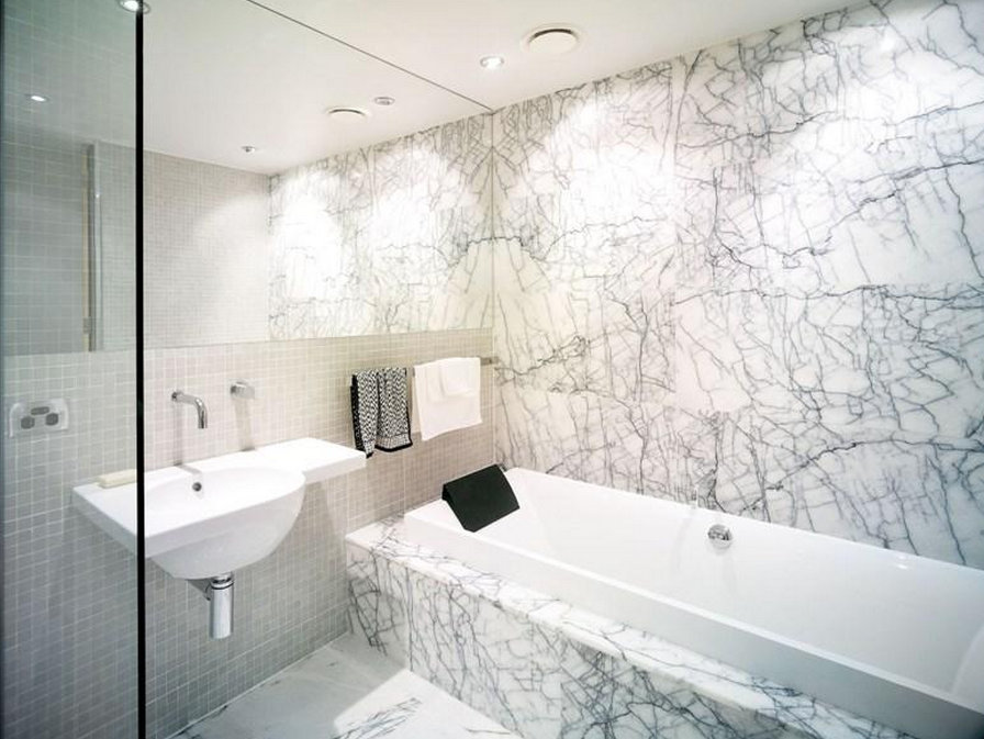 Liela marmora vannas istaba uz grīdas un sienām