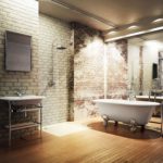 Liela bēniņu stila vannas istaba un spoguļstikla sienas