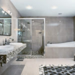 Velká mozaika v koupelně a bílé dlaždice