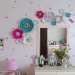Dekora bērnu istabas ziedi, kas izgatavoti no papīra uz sienas