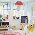 Bērnu istabas dekorā ir daudz gaišu un spilgtu rotaļlietu.