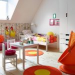 Kinderkamer decor oranje ronde tapijten