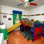 Decorul camerei pentru copii în stil Lego
