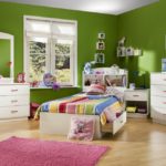 Camera pentru copii, pereți verzi, mobilier alb