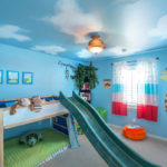 Trang trí phòng trẻ em hươu cao cổ và bầu trời trên trần nhà