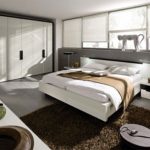 Bir yatak odası dekor beyaz-kahverengi yüksek teknoloji