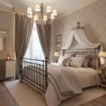 Perdeler ve gölgelik ile klasik yatak odası dekoru