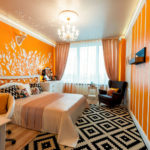 Dekor bir yatak odası turuncu bir arka plan üzerinde beyaz sıva çizim bir rahatlama