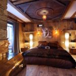Rustik yatak odası dekor lekeli ahşap ve kahverengi ipek