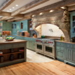 Dekoratív kő a konyhában rusztikus boltív a tűzhely felett